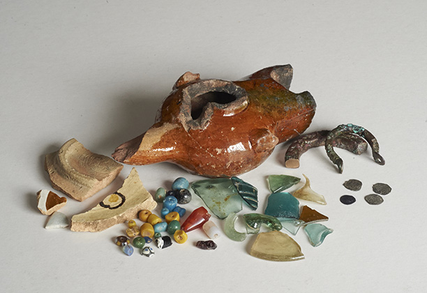 A selection of excavated finds from Essouk-Tadmekka, including fragments of glazed ceramics (among which is an oil lamp)