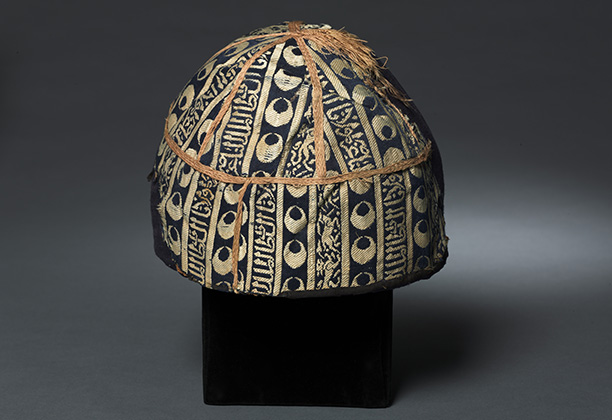 Cap with striped inscribed silk