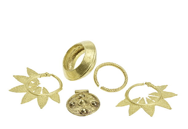 Gold jewelry from tumulus 7